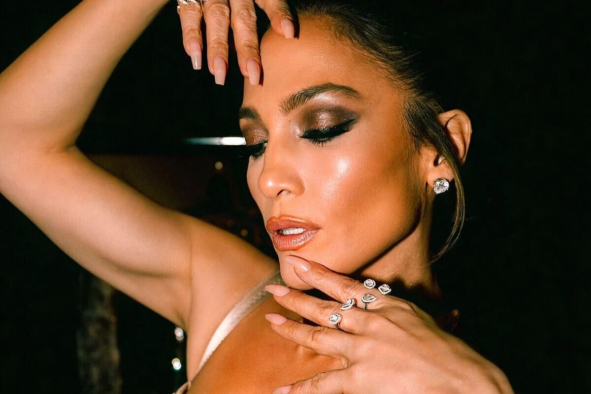 Jennifer Lopez con unghie nude, colori di smalto che esaltano l'abbronzatura