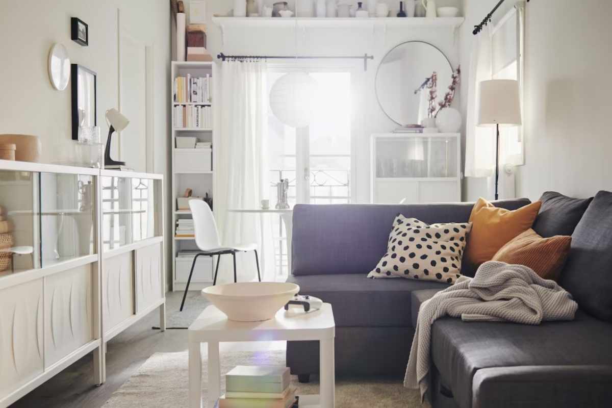 soggiorno ikea con divano grigio e parete attrezzata bianca