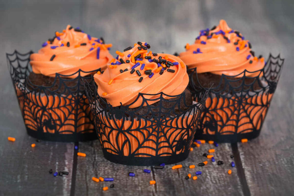 deliziosi cupcake decorati per halloween con frosting color arancione