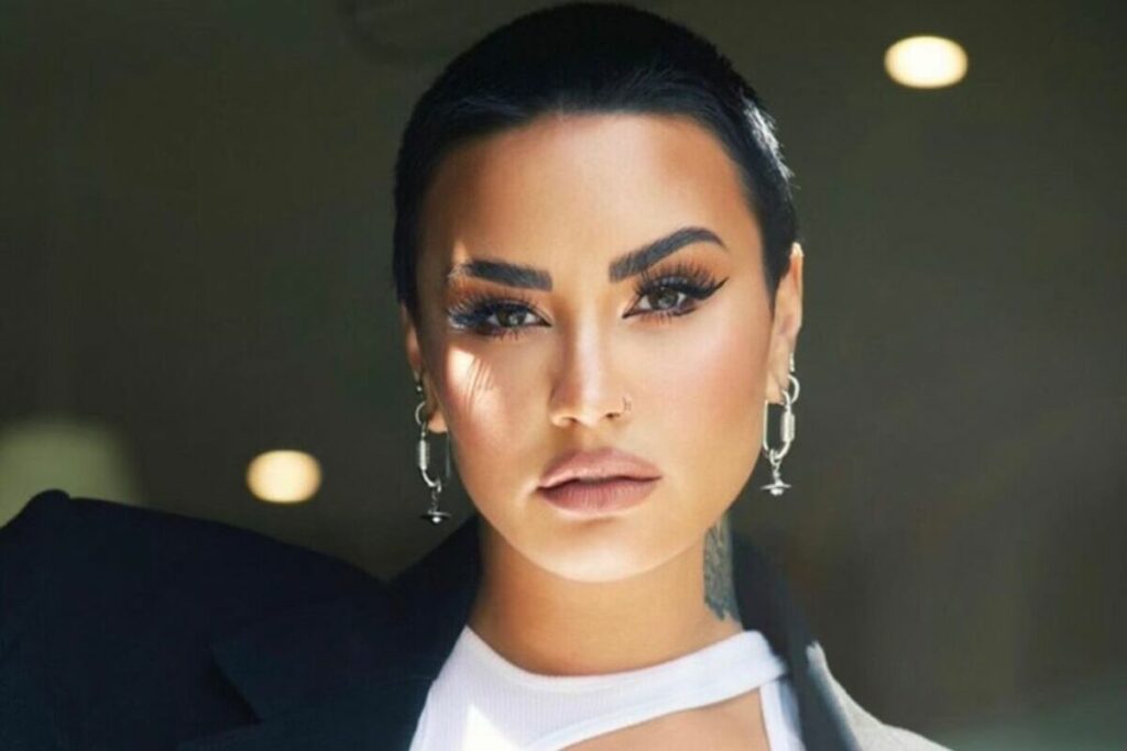 Demi Lovato con capelli rasati-tendenza buzz cut