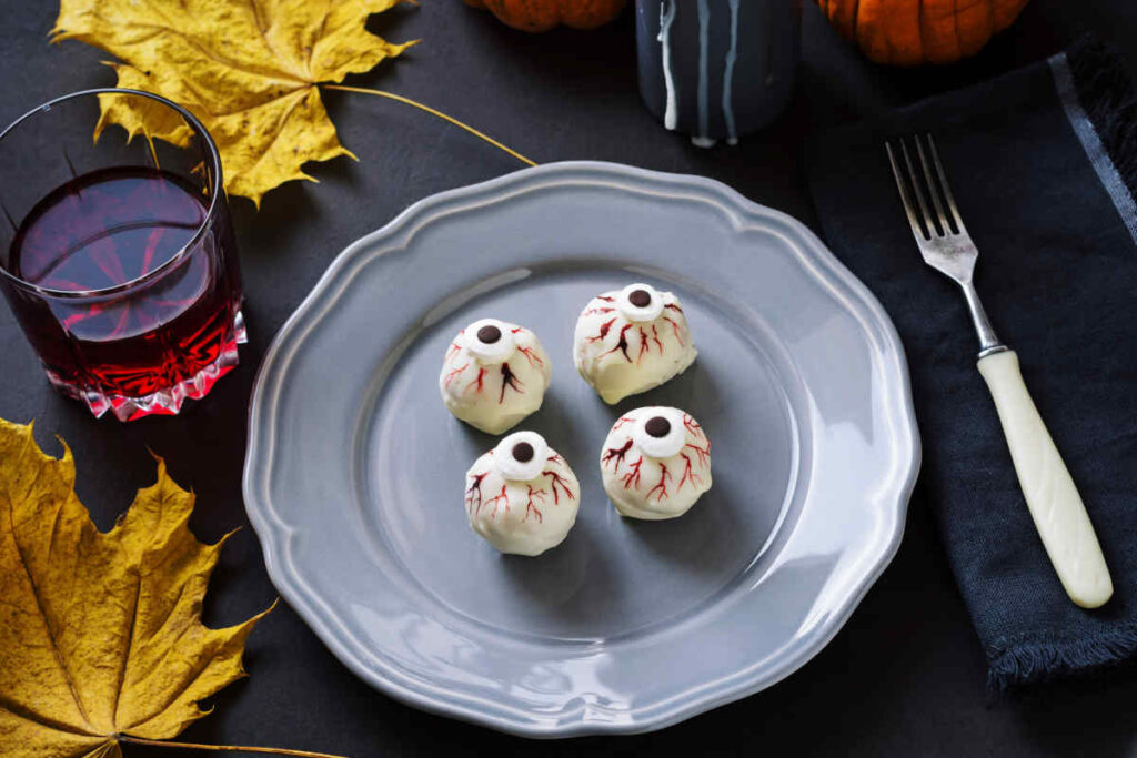 tartufini di ricotta a forma di occhi per Halloween