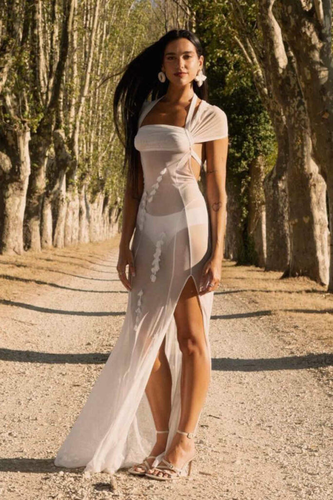 La popstar Dua Lipa in abito bianco trasparente al matrimonio dell'amico stilista Jaquemus
