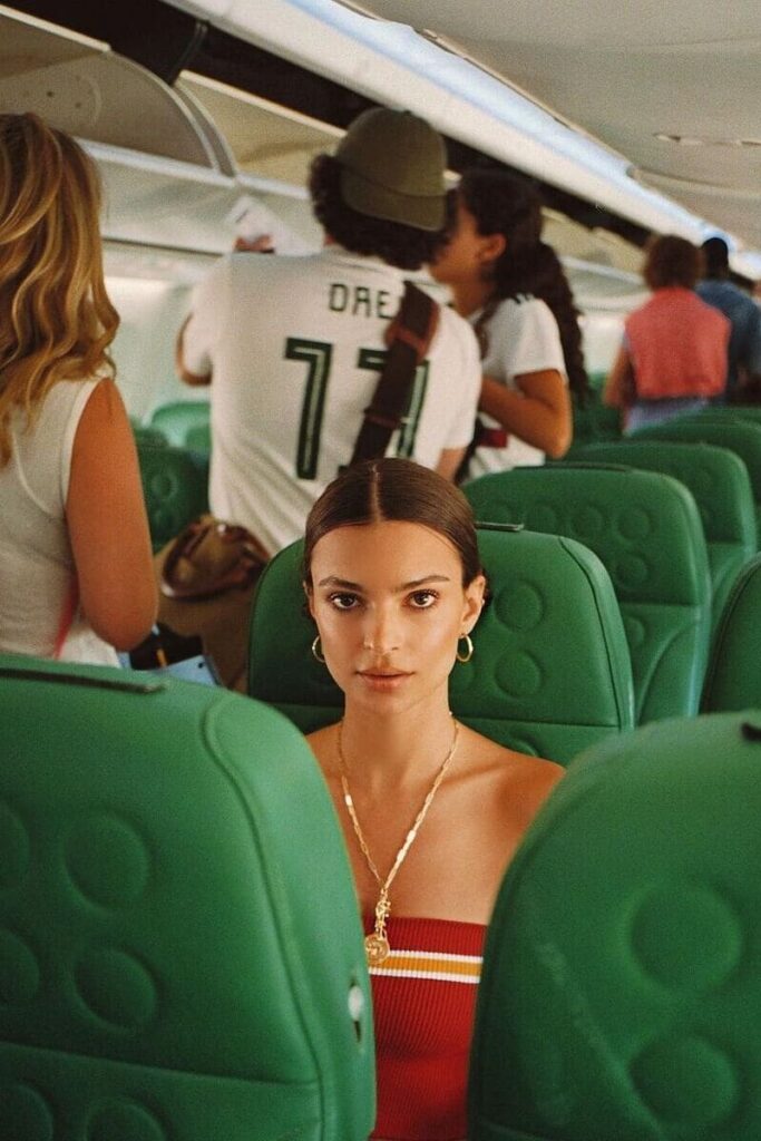 Emily Ratajkowski look aereo - Come vestirsi in aeroporto