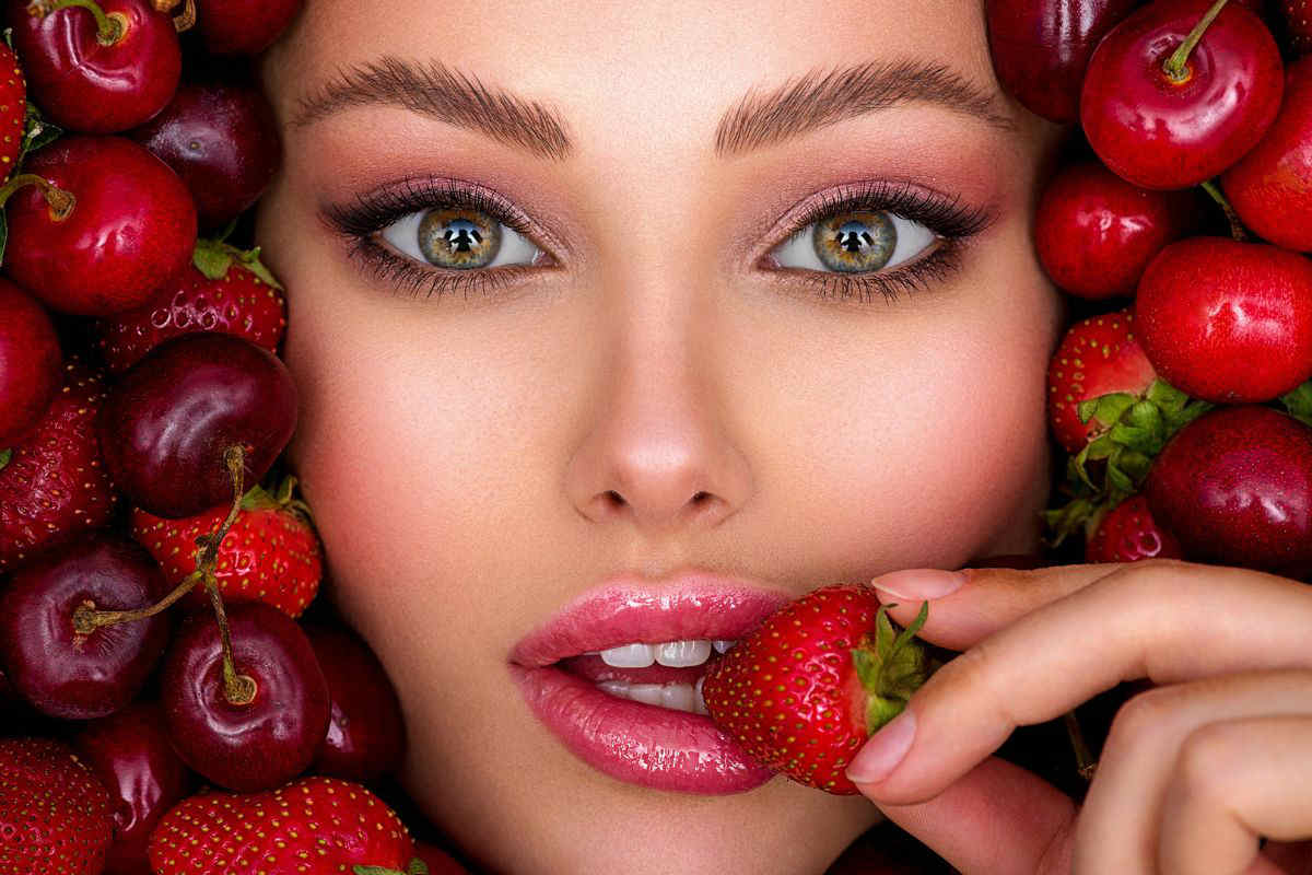 primo piano donna make up fragola ciliegia