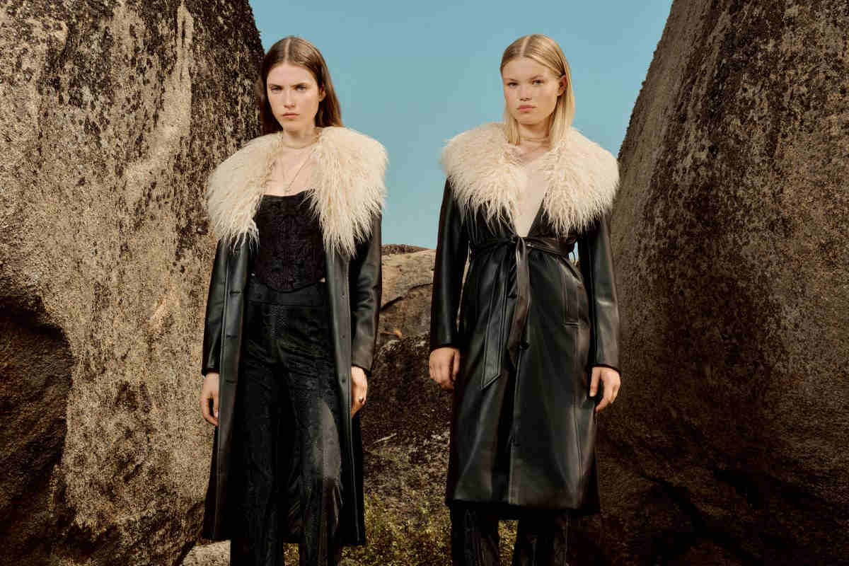 modelle Stradivarius con cappotto in pelle e pelliccia