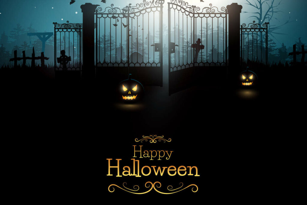 invito per festa di halloween con sfondo prevalentemente di colore nero, cancello di un cimitero, due zucche illuminate e scritta centrale happy halloween