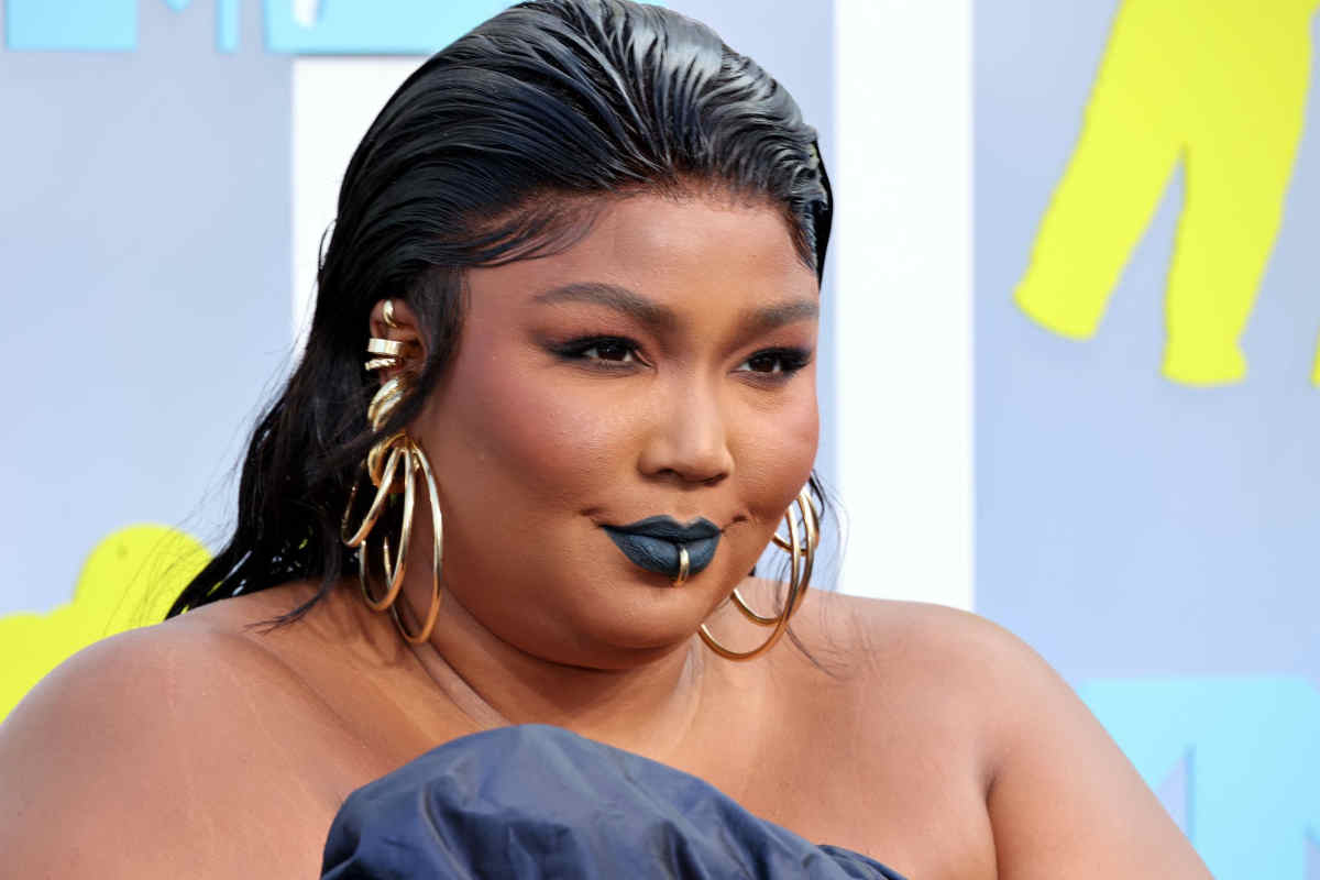 Lizzo splende agli MTV in abito blu di Jean Paul Gaultier