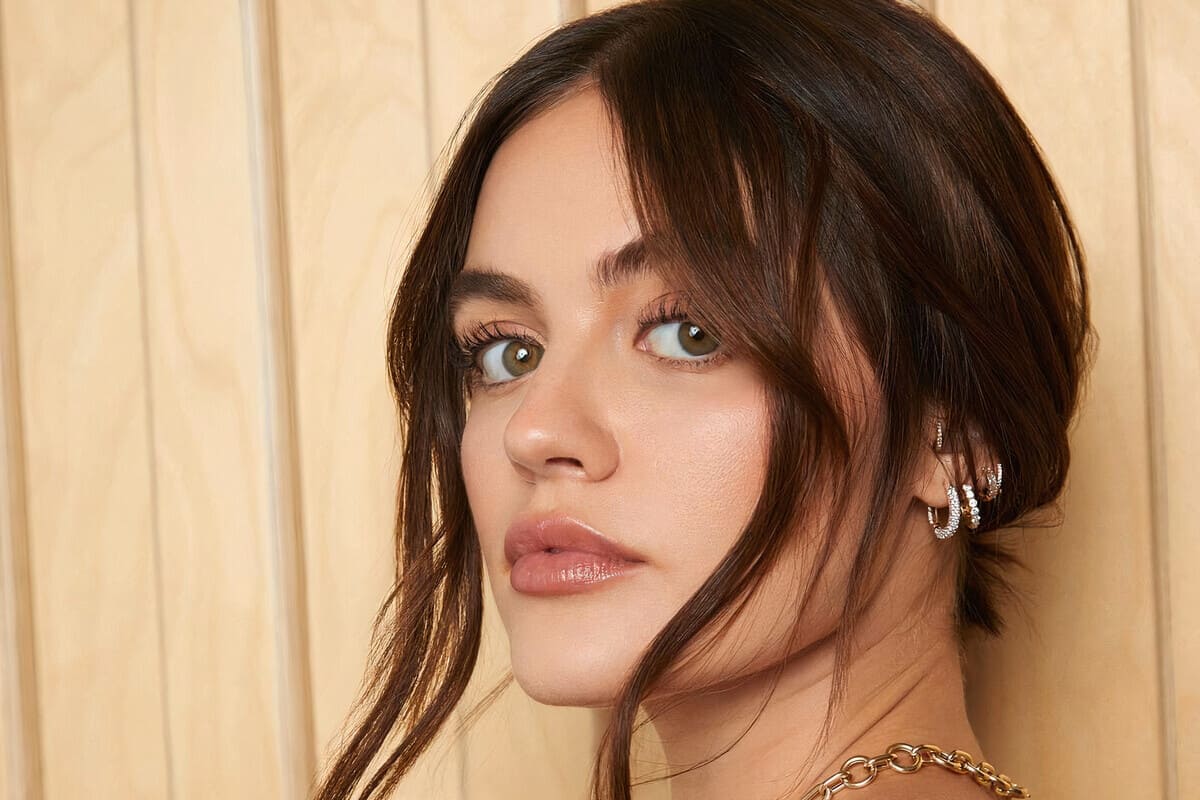 Lucy Hale rilancia lo chignon con tendrils anni ’90 (anche in spiaggia)