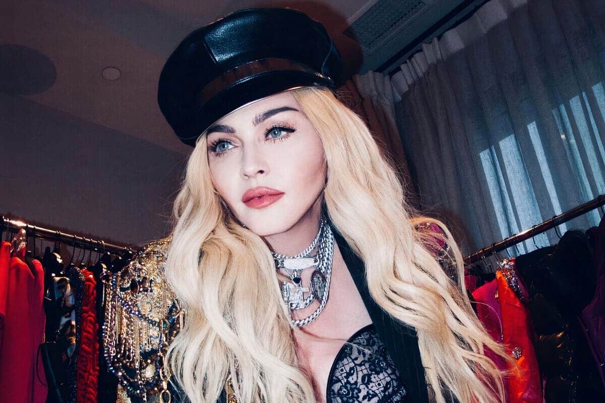 Madonna con cappello e capelli lunghi biondi e mossi - Madonna beauty look