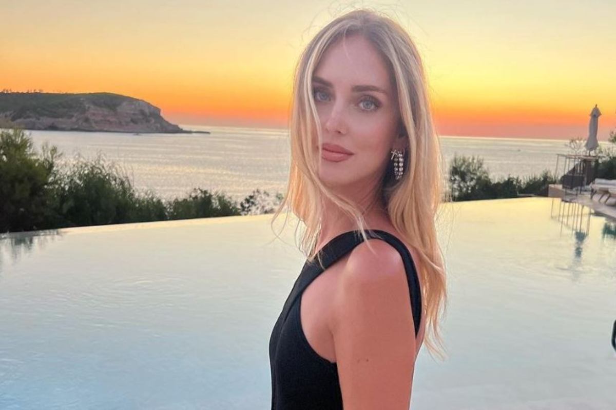 Primo piano di Chiara Ferragni al mare