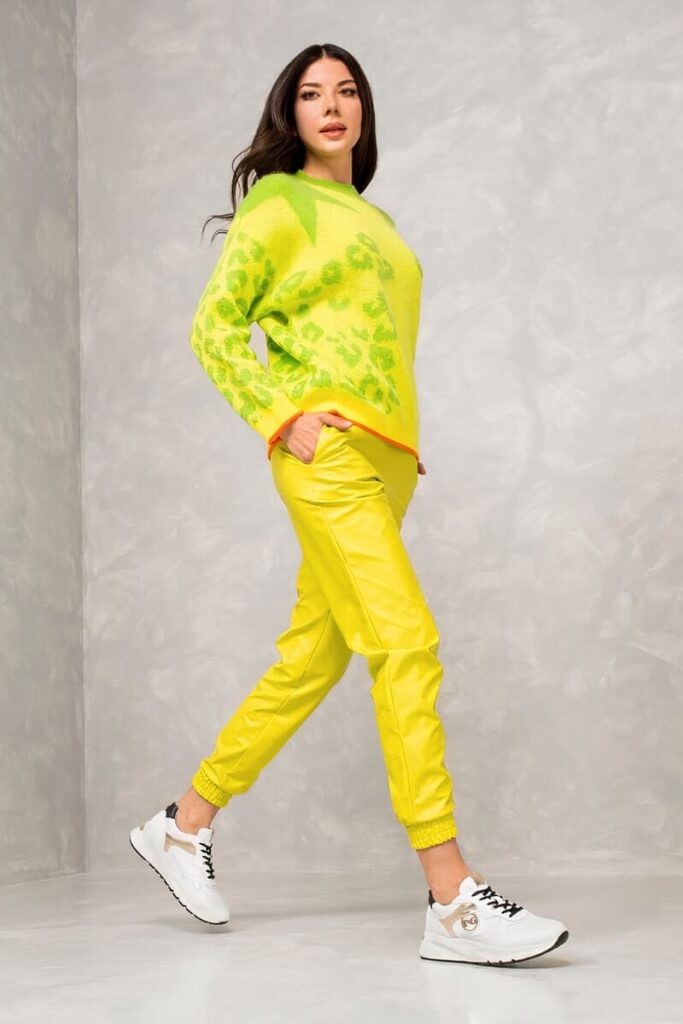 Ragazza con completo verde lime e sneakers - campagna NeroGiardini collezione autunno inverno