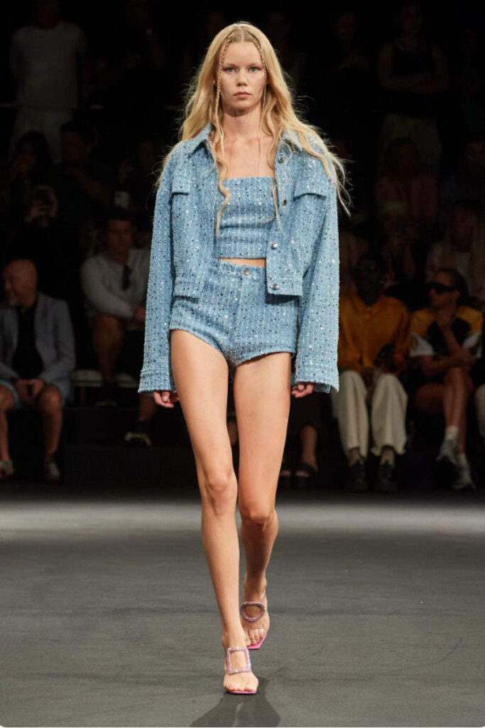 modella con completo in denim shorts, top e giacca