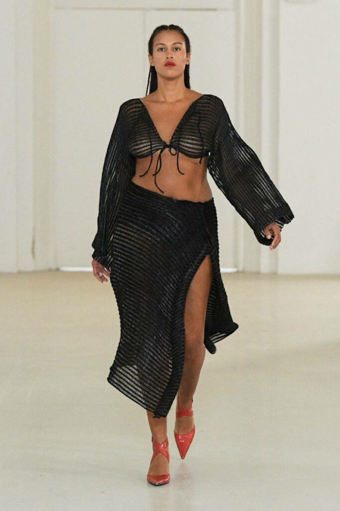 modella con gonna nera con spacco e top con laccetti