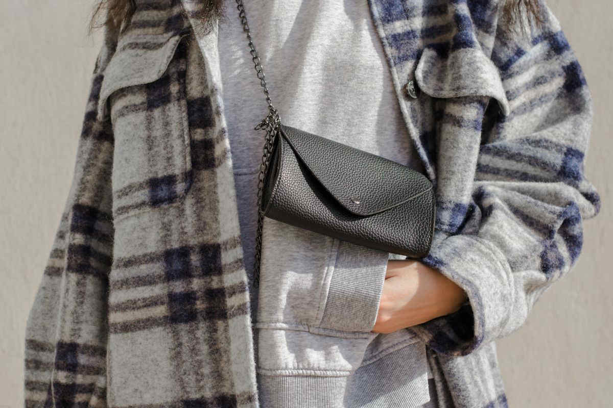 giacca camicia shackets a quadri grigia con borsetta nera