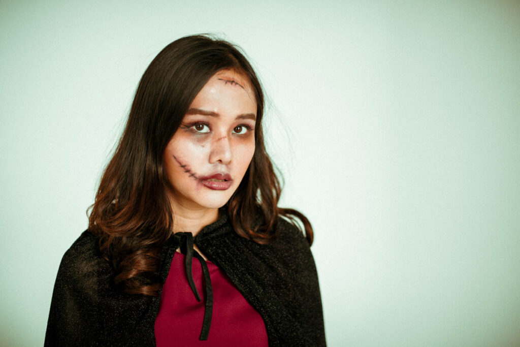 ragazza con un trucco di halloween con una finta cicatrice in volto