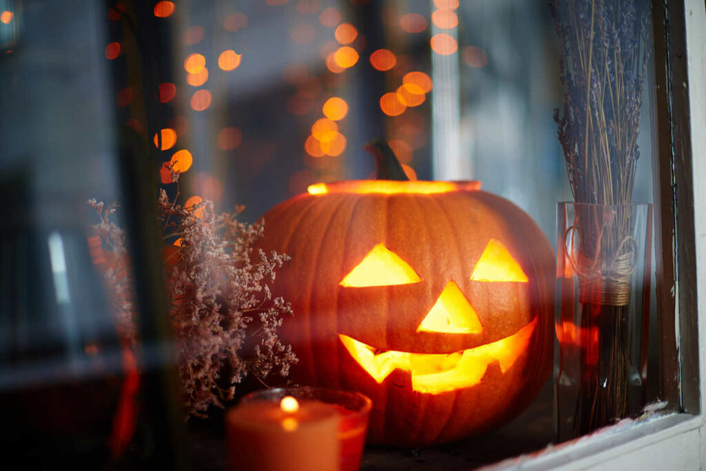 zucca di halloween illuminata, su un davanzale di una finestra