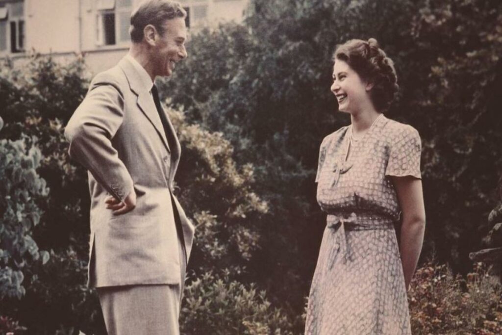Elisabetta sorridente da giovane con suo padre re Giorgio