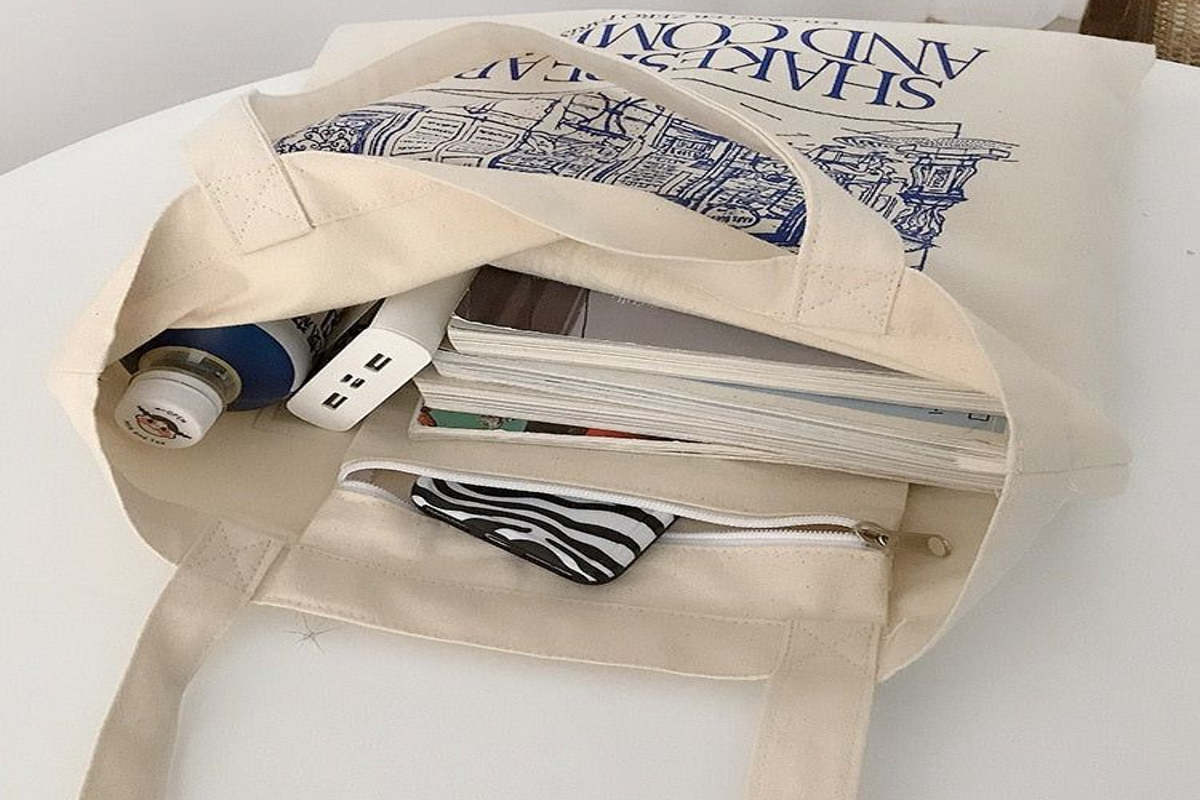 La mega tote-bag è la borsa di tutti i giorni (e possiamo metterci di tutto)