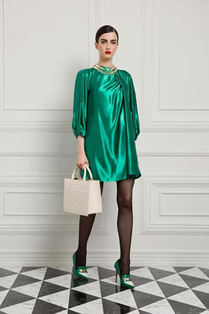 modella con abito verde in raso Elisabetta Franchi e borsa chiara