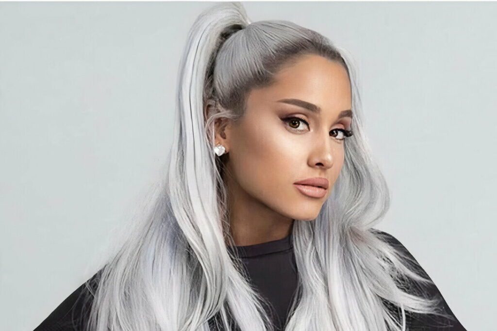 Ariana Grande ccon capelli argento e mezzecode alte- tendenza acconciature anni '90-2000 per l'autunno