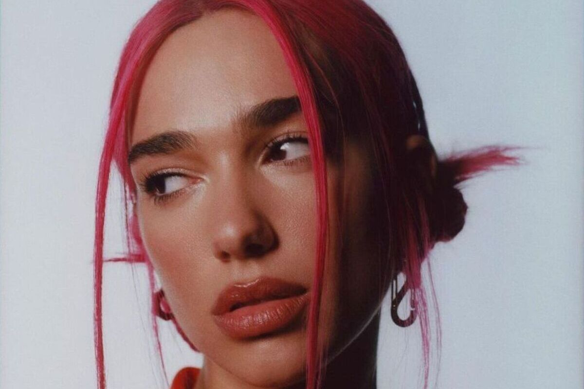 Dua Lipa con capelli rosa e spilky buns -