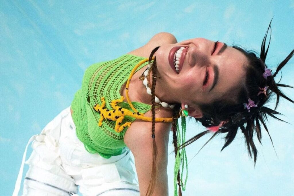 Ursula Corbero sorridente con mollettine colorate -