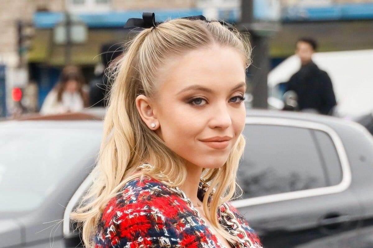 Sydney Sweeney con capelli semi raccolti