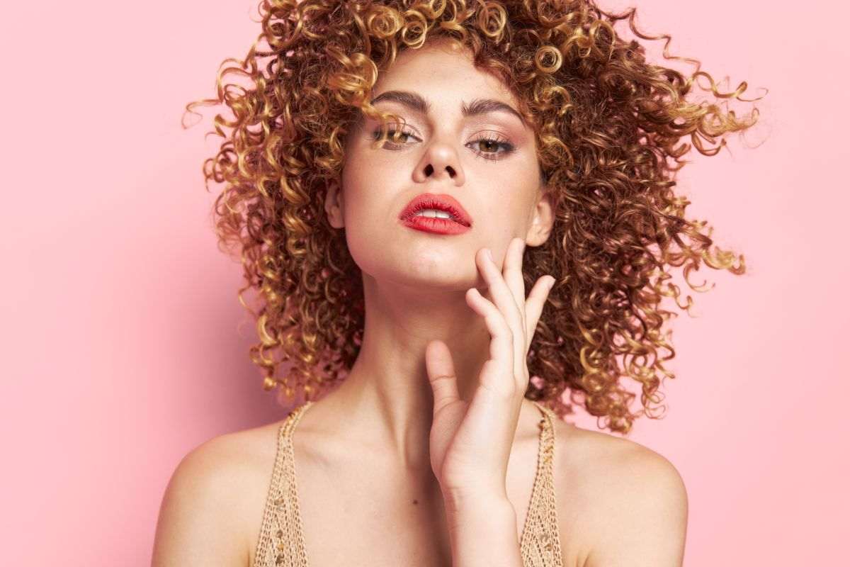 ragazza con capelli ricci in posa