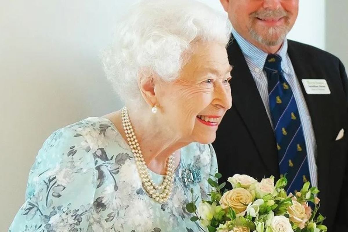 Regina Elisabetta sorridente con un bouquet
