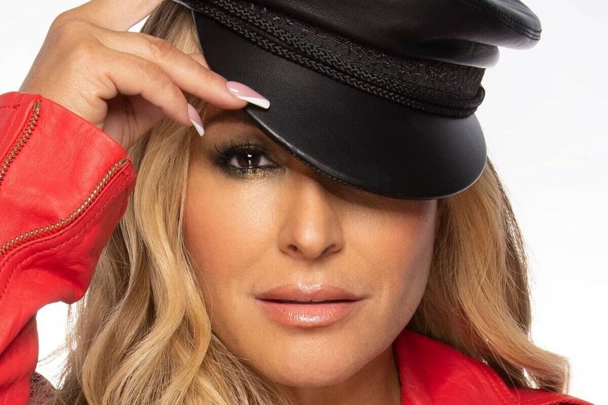 Scatto Anastacia con cappello in pelle