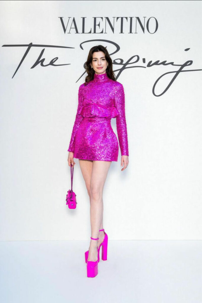 Anne Hathaway sfilata valentino look total pink