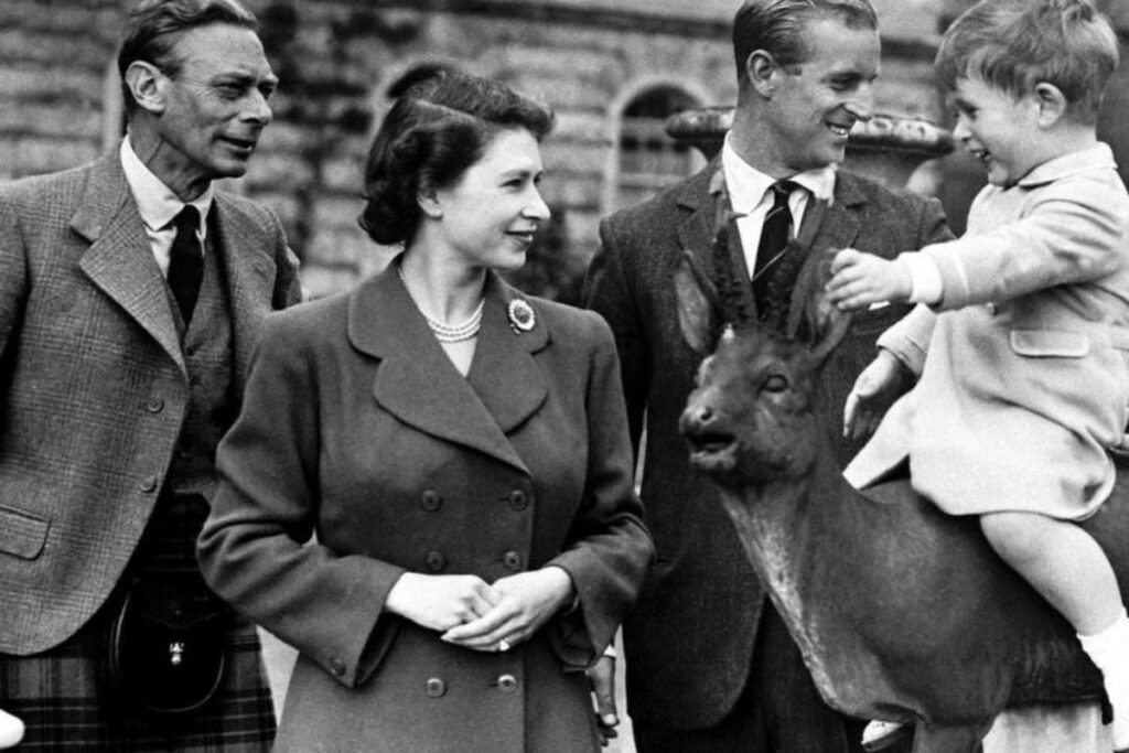La regina Elisabetta insieme al Principe Filippo e il figlio Carlo in una foto in bianco e nero