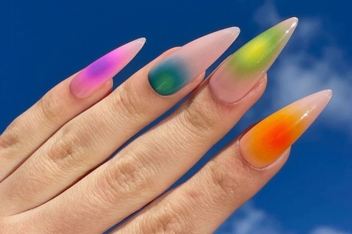 esempio di Aura Nails, unghie colorate