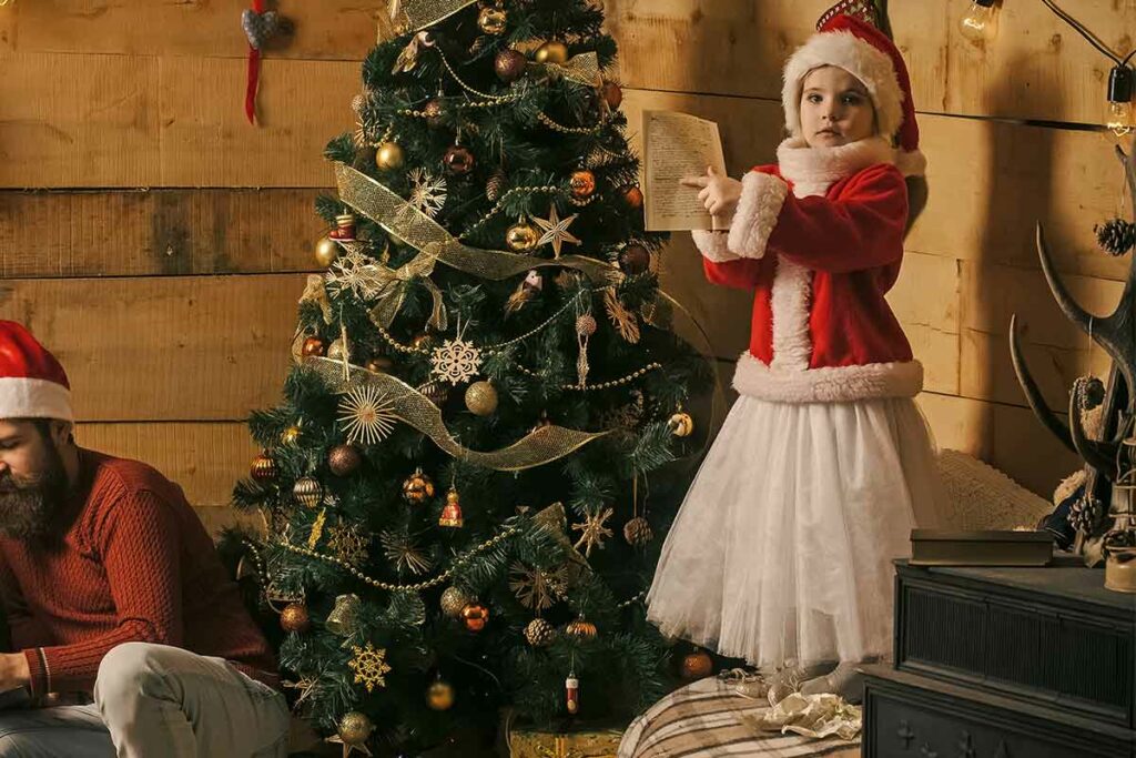 bimba con poesia e vestito babbo natale