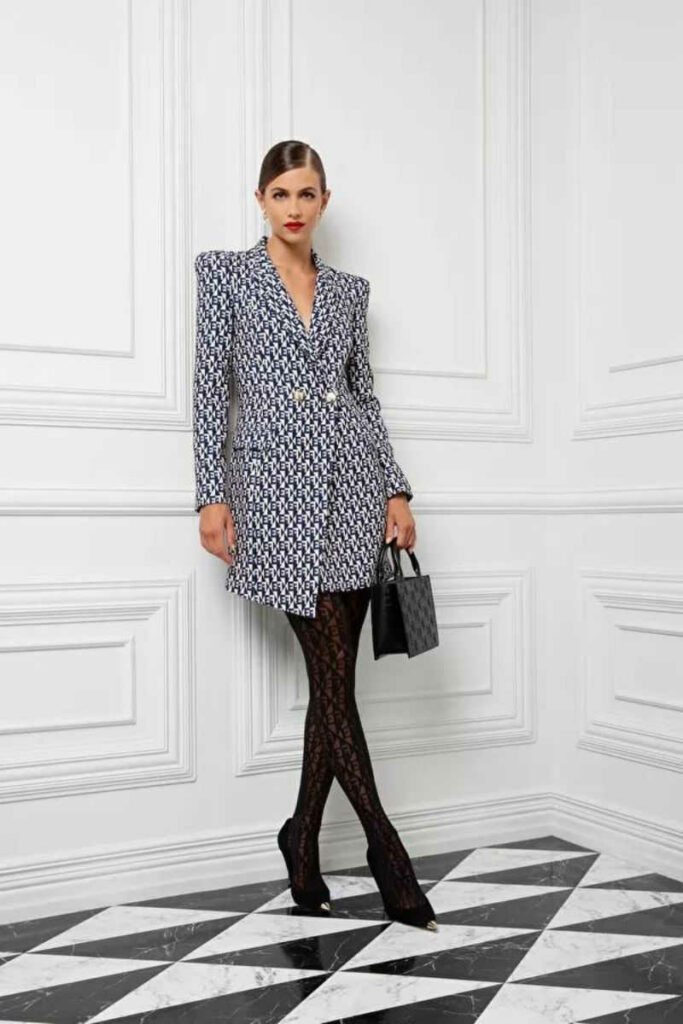 modella con blazer dress logo mania Elisabetta Franchi