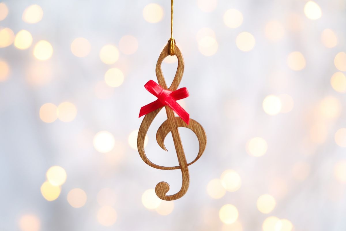 nota musicale in legno con fiocco rosso
