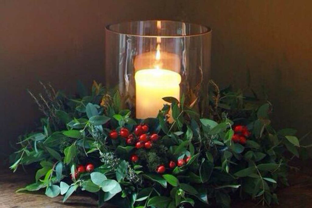 centrotavola natalizio agrifoglio e candela