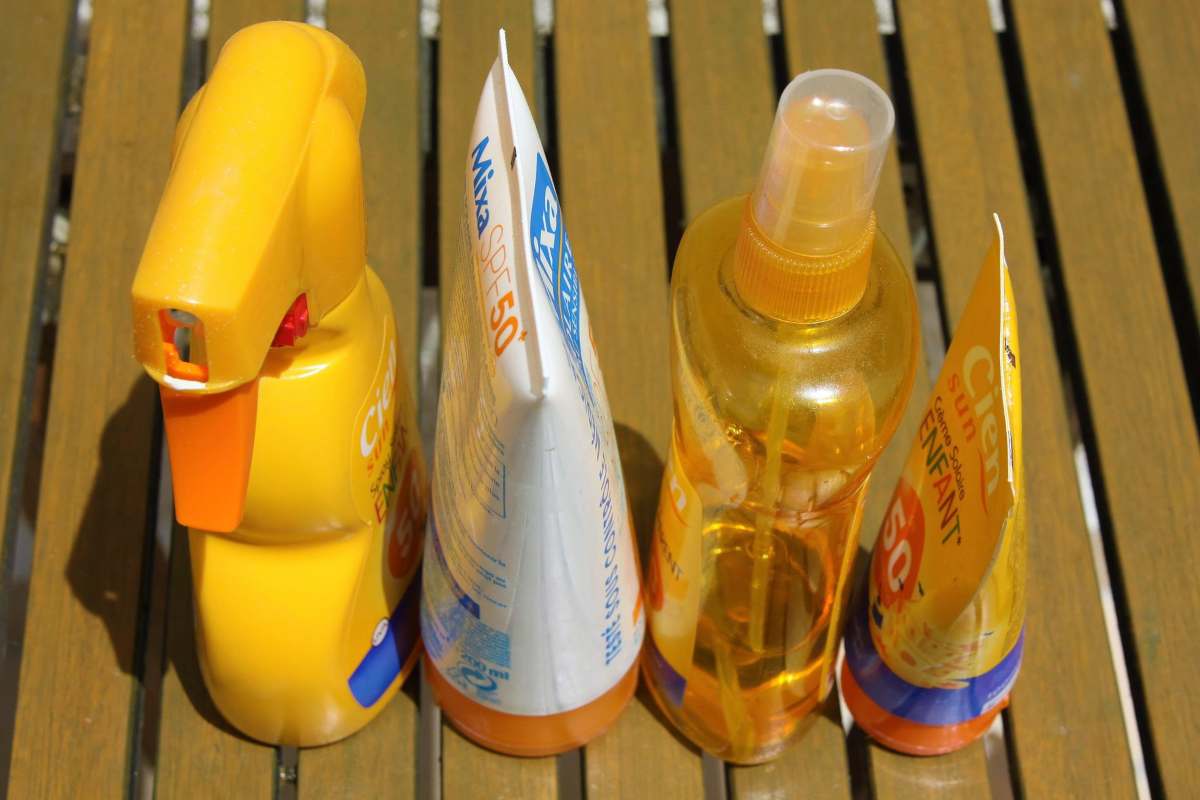 Insieme di contenitori di creme solari