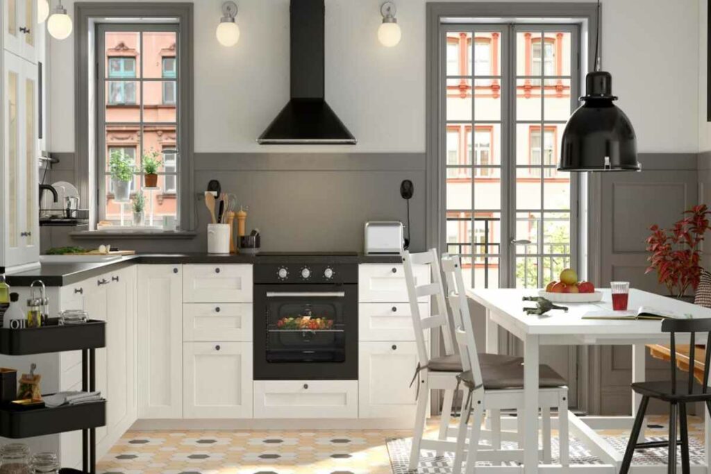 Cucina classica ikea bianca, con cappa nera e lampada nera