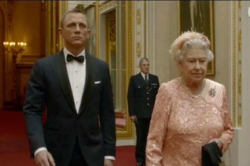 La Regina Elisabetta accanto a Daniel Craig