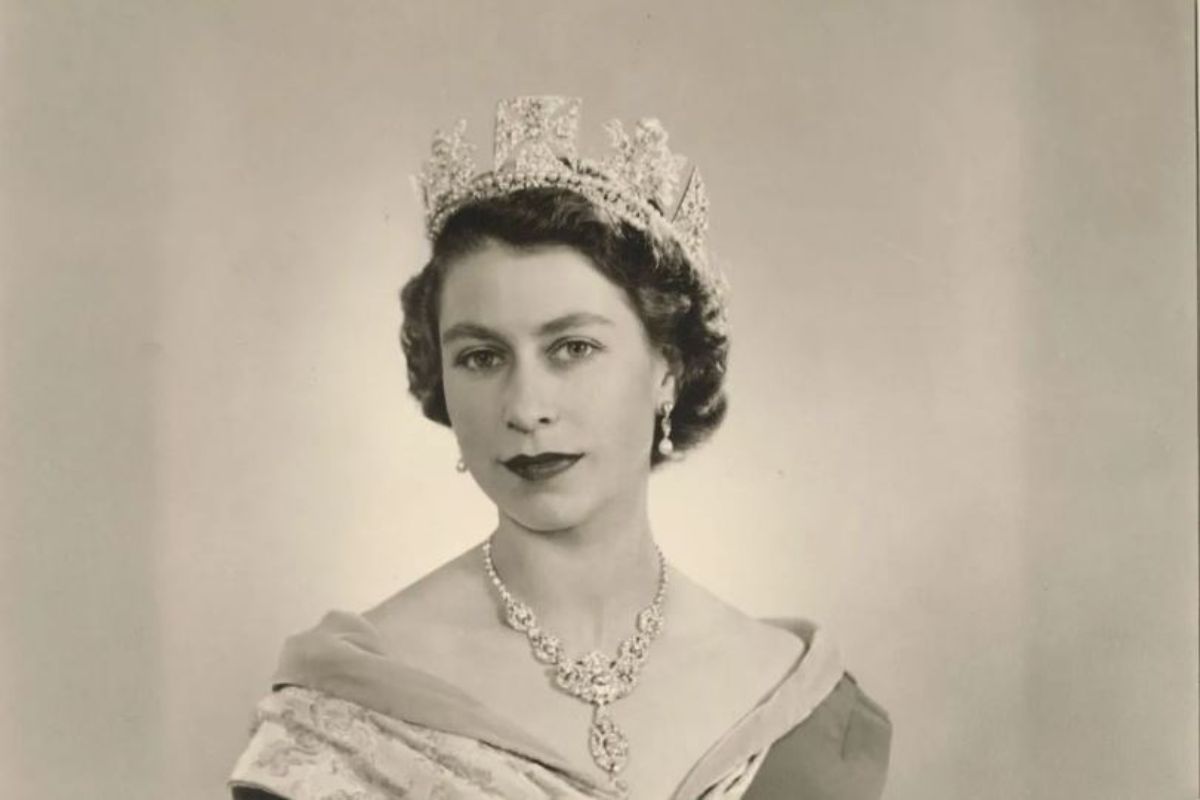 La regina Elisabetta con corona da giovane e in bianco e in nero