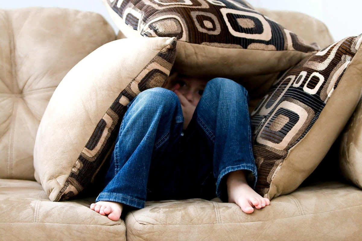 Come pulire il divano in camoscio: metodo a prova di pennarello e non solo