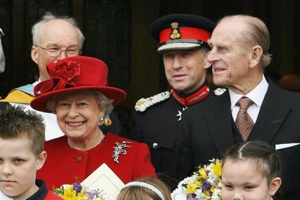 La regina Elisabetta in rosso e suo marito il principe Filippo