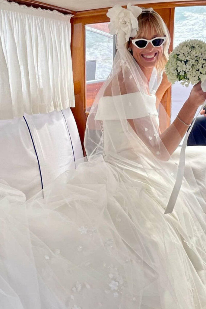 Federica Pellegrini abito da sposa bianco e occhiali da sole bianchi