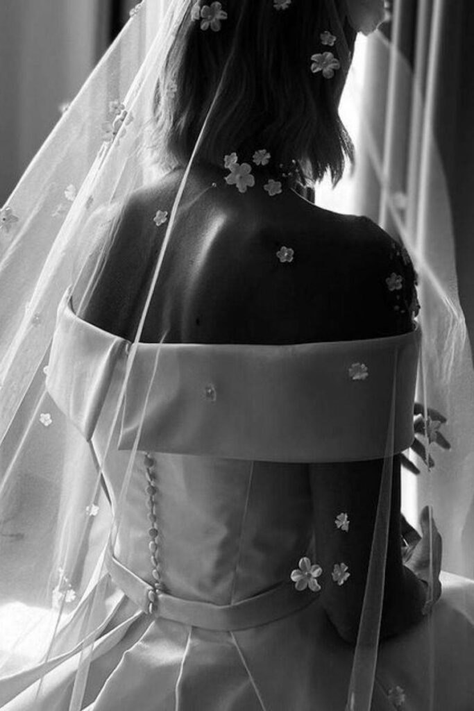 Federica Pellegrini bianco e nero in abito da sposa spalle scoperte