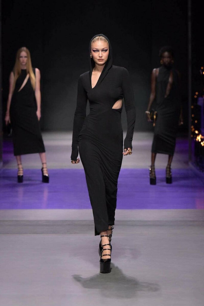 gigi hadid sfilata versace total black