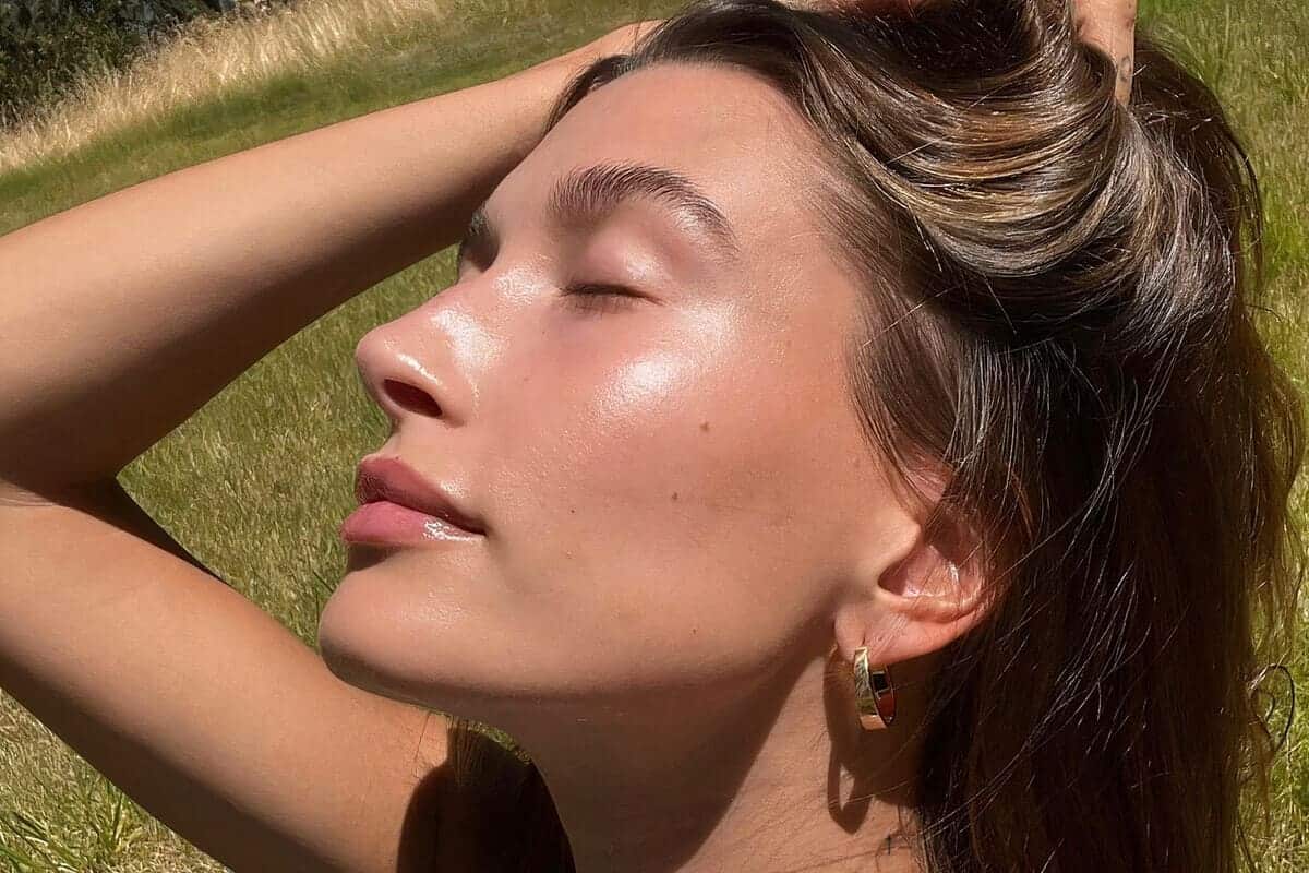 Hailey Bieber posa al sole con pelle luminosa e curata