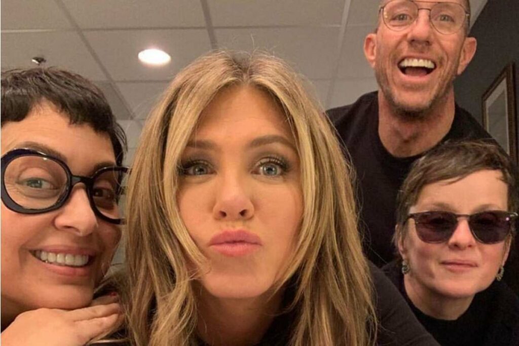 Jennifer Aniston scatta un selfie con i suoi amici