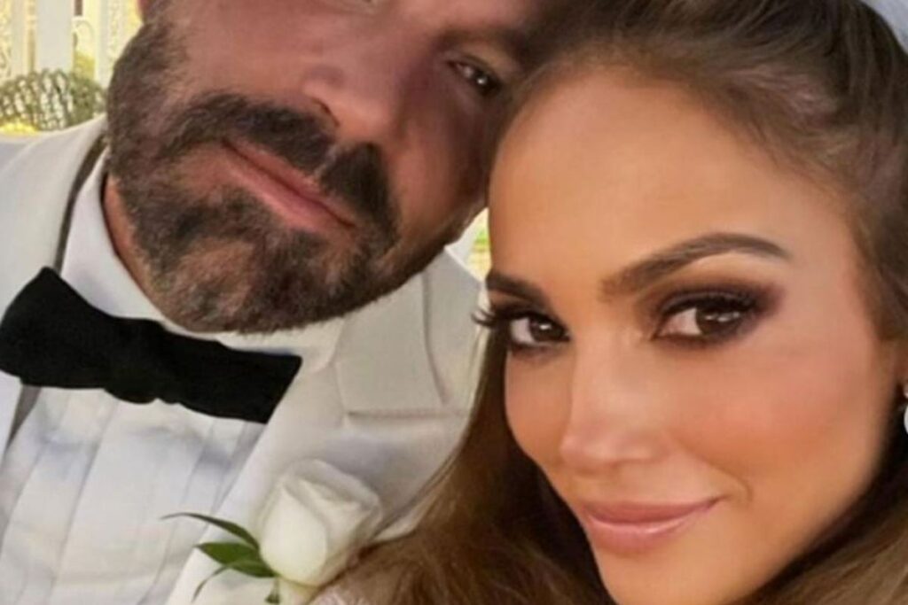 Jennifer Lopez e Ben Affleck in primo piano, sorridenti il giorno del loro matrimonio