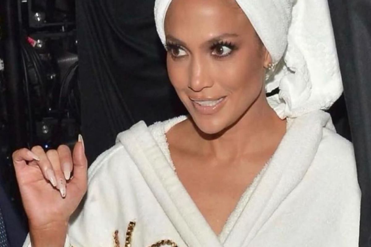 Jennifer Lopez in accappatoio e asciugamano in testa il giorno del suo matrimonio con le unghie milky